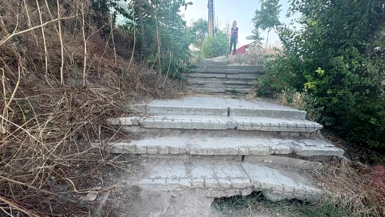 Imaginile plângerii la Constanța. Cum arată accesul la plajă în orașul de la malul mării. Trecătorii se pot răni grav