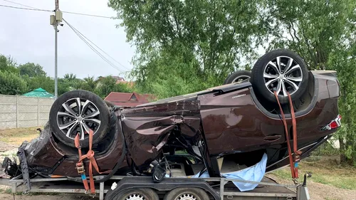 EXCLUSIV | Cine este șoferul beat care a spulberat cu mașina barierele de cale ferată de la Brănești și după o oră s-a răsturnat în afara drumului