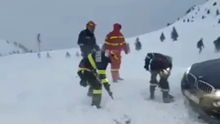 Un turist blocat cu mașina pe Transbucegi, pe un drum închis, a chemat pompierii. Imaginile, virale - VIDEO