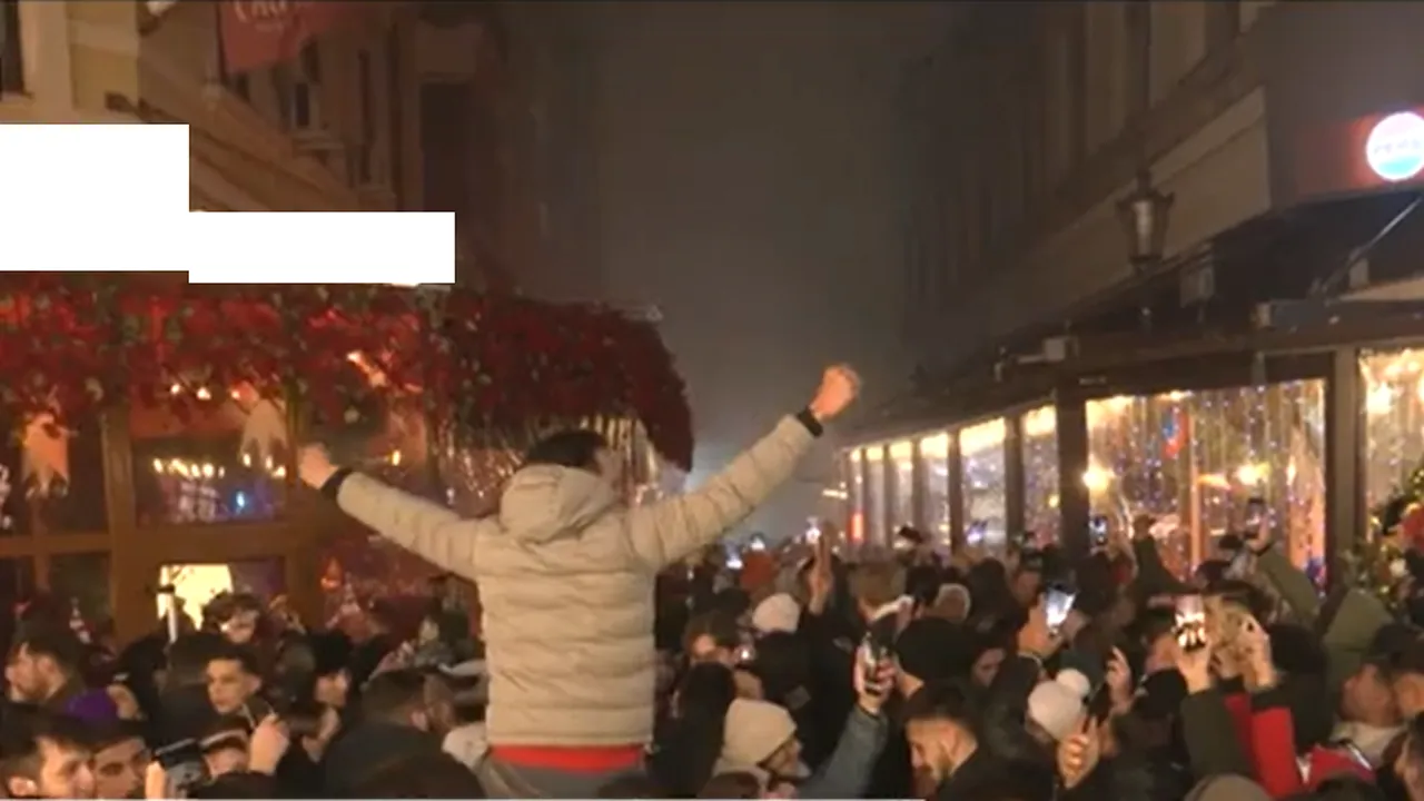 Zeci de mii de români au petrecut Revelionul în stradă, dar mulți nu au putut să vadă spectacolele de artificii din cauza CEȚII dense