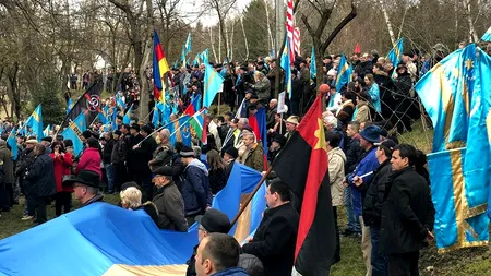 Steag secuiesc imens, fluturat de peste 2.500 de persoane la mitingul pentru autonomie. GALERIE FOTO