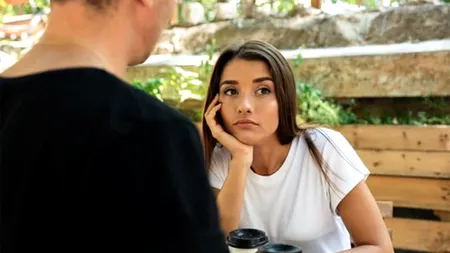 Ce înseamnă când privești în altă parte, în timp ce vorbești cu cineva