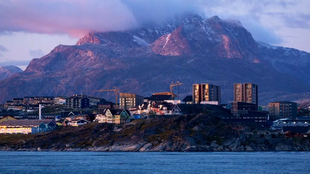 Danemarca ÎNARMEAZĂ Groenlanda. Va creşte numărul de patrule cu SĂNII trase de câini și va amenaja un aeroport pentru F35 pe insulă