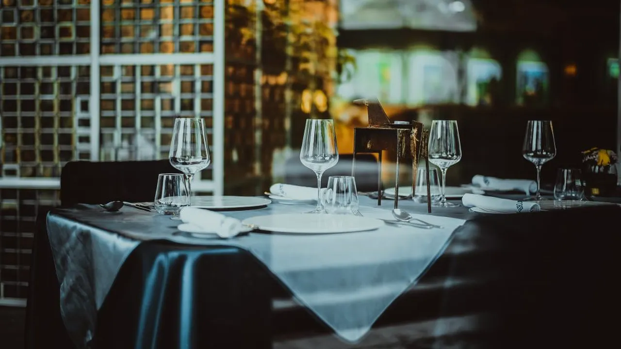 Restaurantele, barurile și cinematografele ar putea fi redeschise. Antreprenor: „Am chemat toţi angajaţii pentru curăţenia generală”