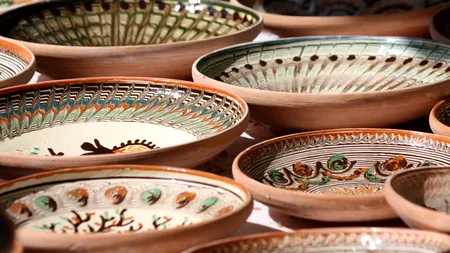 Un meșter olar, la cel mai vechi târg din țară: Am reușit prin acest meșteșug să îmi cunosc țara - GALERIE FOTO