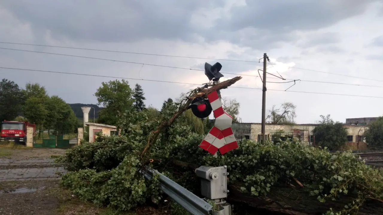 Traficul feroviar din Cluj, afectat din cauza condițiilor meteo extreme
