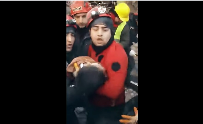 Salvare miraculoasă în Turcia: Un copil și o femeie, scoși în VIAȚĂ de sub ruine după șase zile de la cutremur / Sursa foto: captură video YouTube