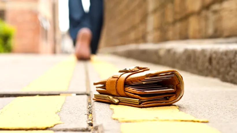 Ce a făcut un bărbat din Capitală, după ce a găsit un portofel cu bani pe stradă