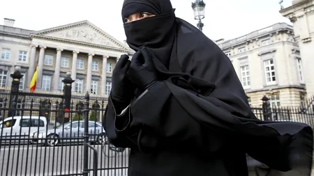 Austria a interzis purtarea vălului islamic în școlile primare