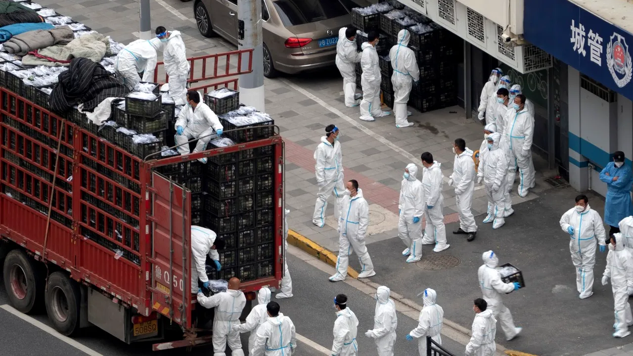 China a mobilizat 10.000 de doctori, inclusiv medici militari, pentru a combate focarul COVID-19 din Shanghai