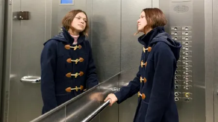 Motivul surprinzător pentru care toate lifturile au oglinzi