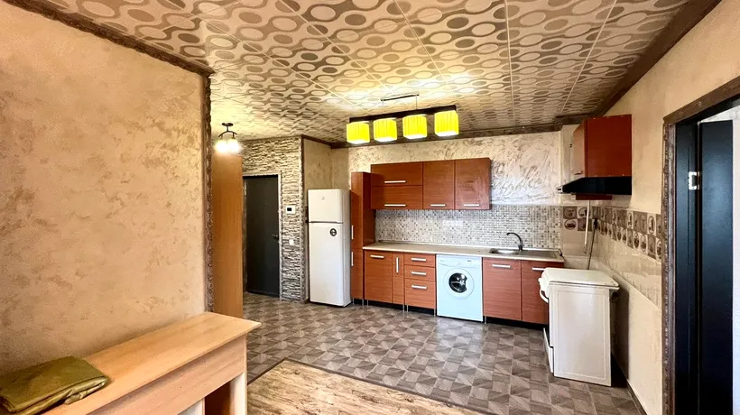 O nouă apariție bizară în fauna imobiliară din Cluj! Cu câte sute de euro se închiriază un apartament cu gresie pe.. tavan!