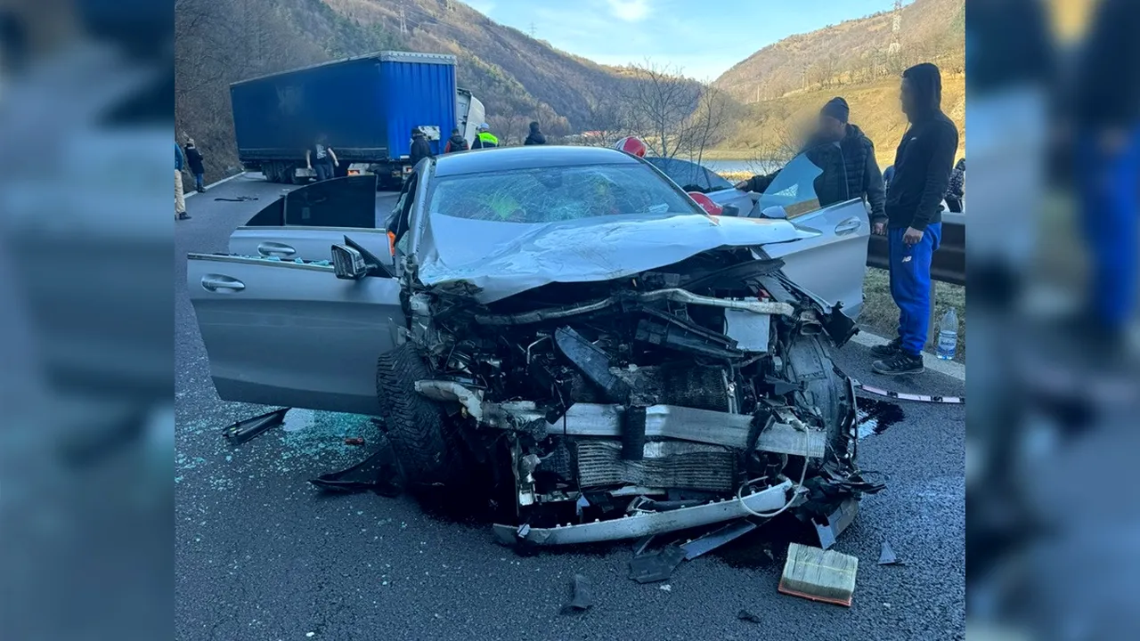 Accident grav pe Valea Oltului. O persoană a fost rănită grav, iar traficul a fost blocat. A fost solicitat un elicopter SMURD