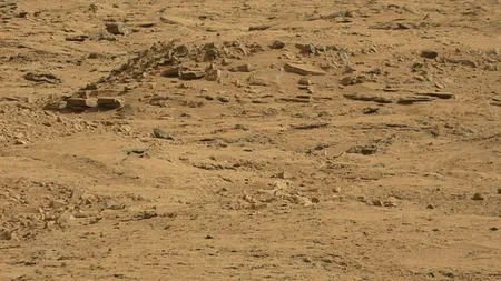 Un internaut spune că a descoperit imaginea unui sicriu într-o fotografie realizată pe Marte. Lista descoperirilor bizare făcute de roverul american Curiosity