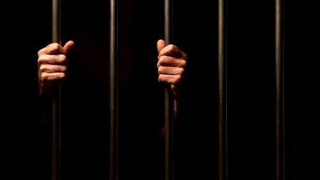 Un DEȚINUT din Penitenciarul Bistrița s-a urcat pe acoperișul închisorii, cu un cuțit asupra sa. A urmat o scenă desprinsă din filme