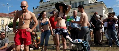 Manifestanți în costume de baie, cu prosoape și piscine gonflabile în fața Parlamentului bulgar