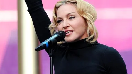 Madonna a pozat topless și a ironizat fotografiile cu posteriorul starletei Kim Kardashian