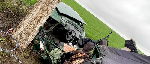 Accident cumplit între Tulcea și Constanța. O femeie a murit după ce a intrat cu mașina într-un copac (GALERIE FOTO)