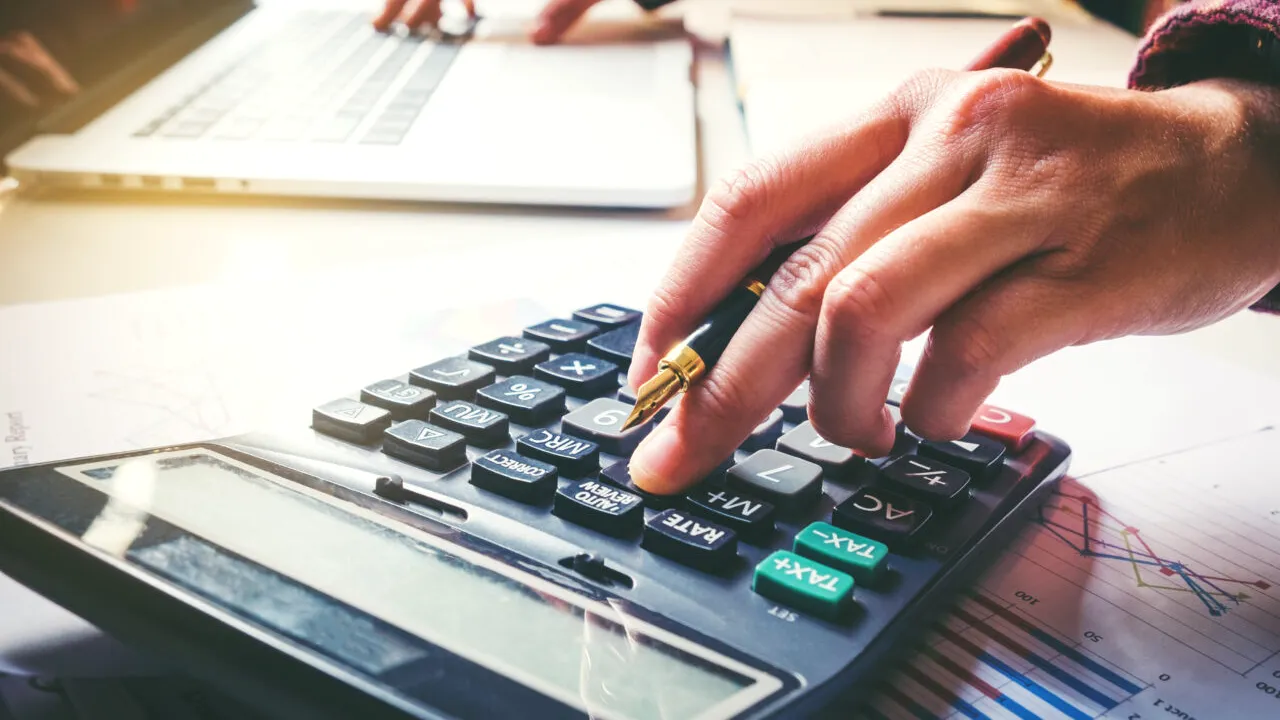 Veste bună pentru românii cu rate la bănci: Se ieftinesc creditele în lei indexate la ROBOR la trei luni