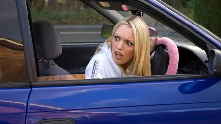 Noi reguli de CIRCULAȚIE pentru șoferii din UE. Ce semnifică benzile vopsite în linii roz și verde