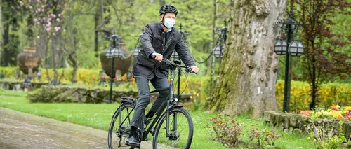 <i class='ep-highlight'>Klaus</i> <i class='ep-highlight'>Iohannis</i> a mers pe bicicletă la Palatul Cotroceni. Președintele s-a alăturat, astfel, campaniei Vinerea Verde: „O găsesc foarte bună” (FOTO-VIDEO)