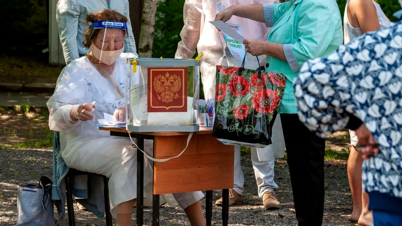 RUSIA. Referendumul care i-ar permite lui Vladimir Putin să candideze din nou, un succes pentru președinte. Trei sferturi dintre votanți au fost de acord cu propunerea, potrivit sondajelor
