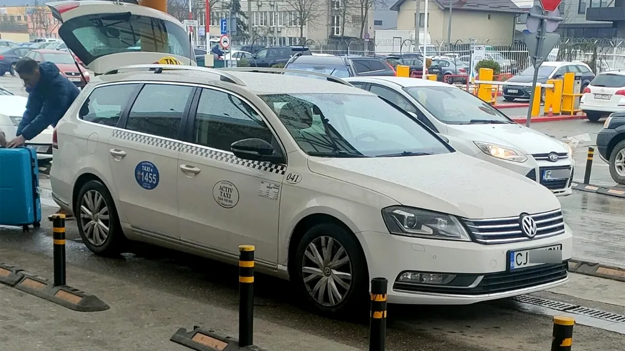 Motivul ireal pentru care un TAXIMETRIST a refuzat cursa unui turist, în parcarea aeroportului din Cluj-Napoca