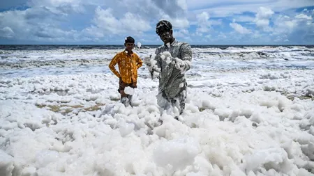 Ce pericol mortal se ascunde în spatele unor imagini virale de pe o plajă. „Pare zăpadă, dar miroase chimic”