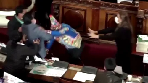 Scene uluitoare în Parlament. Aleșii bolivieni s-au luat la bătaie, fără să țină cont de nicio regulă (VIDEO)