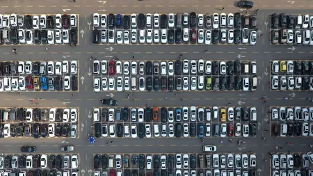 Un fals proprietar a recuperat cheile pierdute ale unei mașini și a dispărut cu mașina