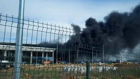 INCENDIU puternic într-o hală a Aeroportului Craiova / Au ars mai multe materiale de construcție / Fumul dens s-a răspândit în zonă