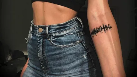 EXCLUSIV | Secrete ascunse în tatuaje audio. Declarații de dragoste, vocea copilului sau lătratul câinelui iubit pot fi purtate sub piele