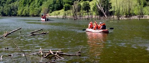 La un pas de tragedie: Opt persoane care curățau lacul unui baraj au fost salvate, după ce barca s-a spart - FOTO