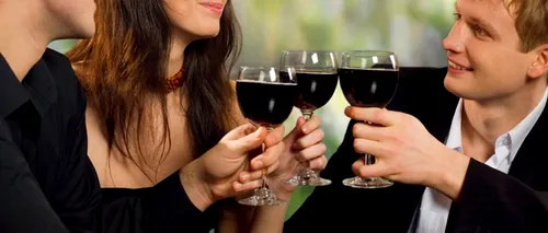 De ce nu ar trebui să comandați vin la pahar într-un restaurant