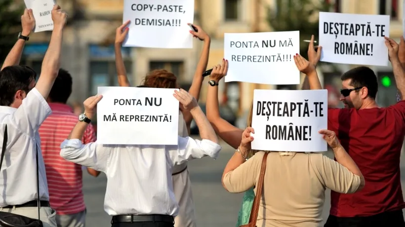 40 de persoane protestează la Cluj, împotriva SUSPENDĂRII lui TRAIAN BĂSESCU: Delete guvernul copy-paste