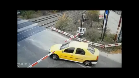 Gest inconștient. Un alt șofer a forțat barierele de la calea ferată (VIDEO)