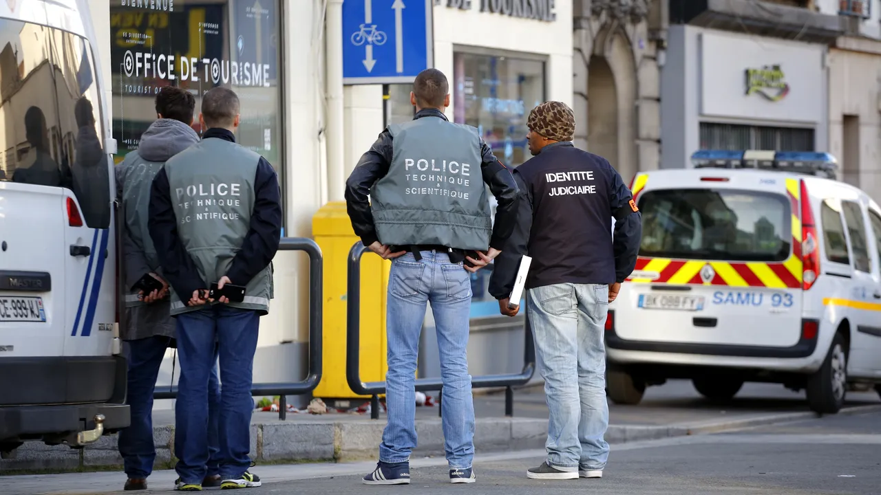 ALERTĂ la Paris. Un bărbat înarmat a fost împușcat mortal în fața unei secții de poliție