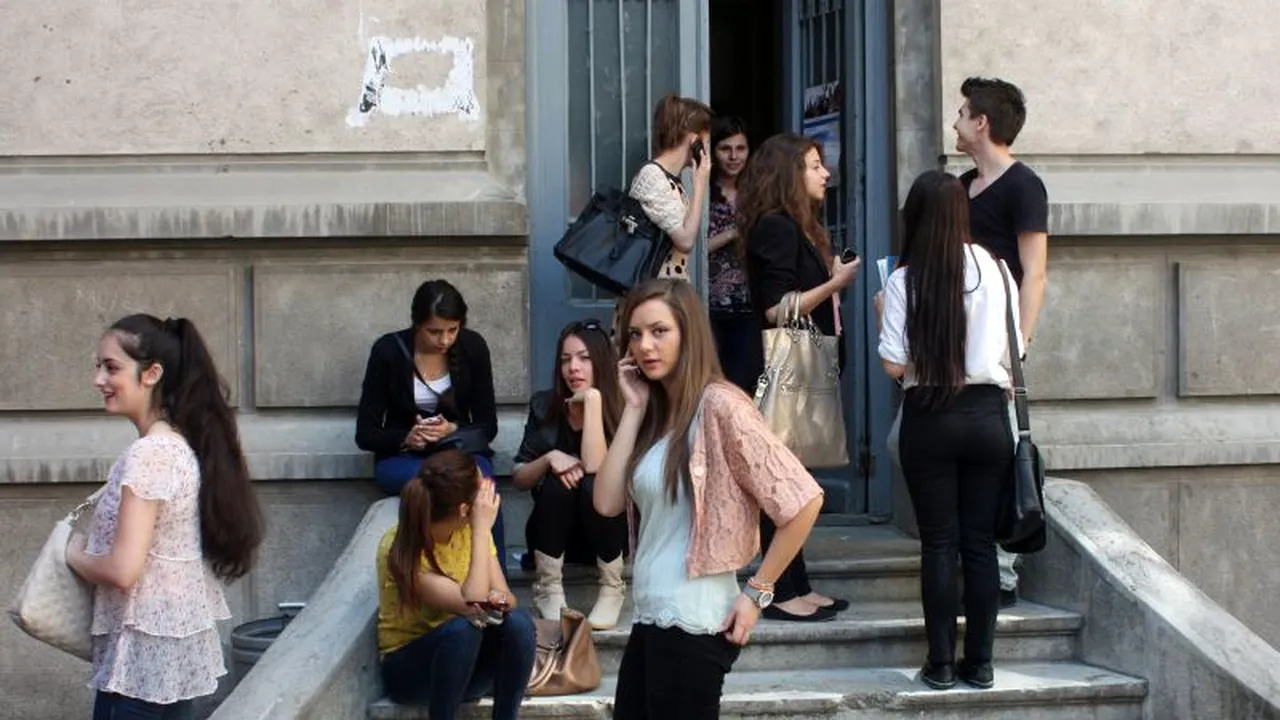 BACALAUREAT 2013. SUBIECTE și BAREM la ROMÂNĂ. O elevă a fost eliminată din examen pentru că își scrisese copiuțe direct pe picior