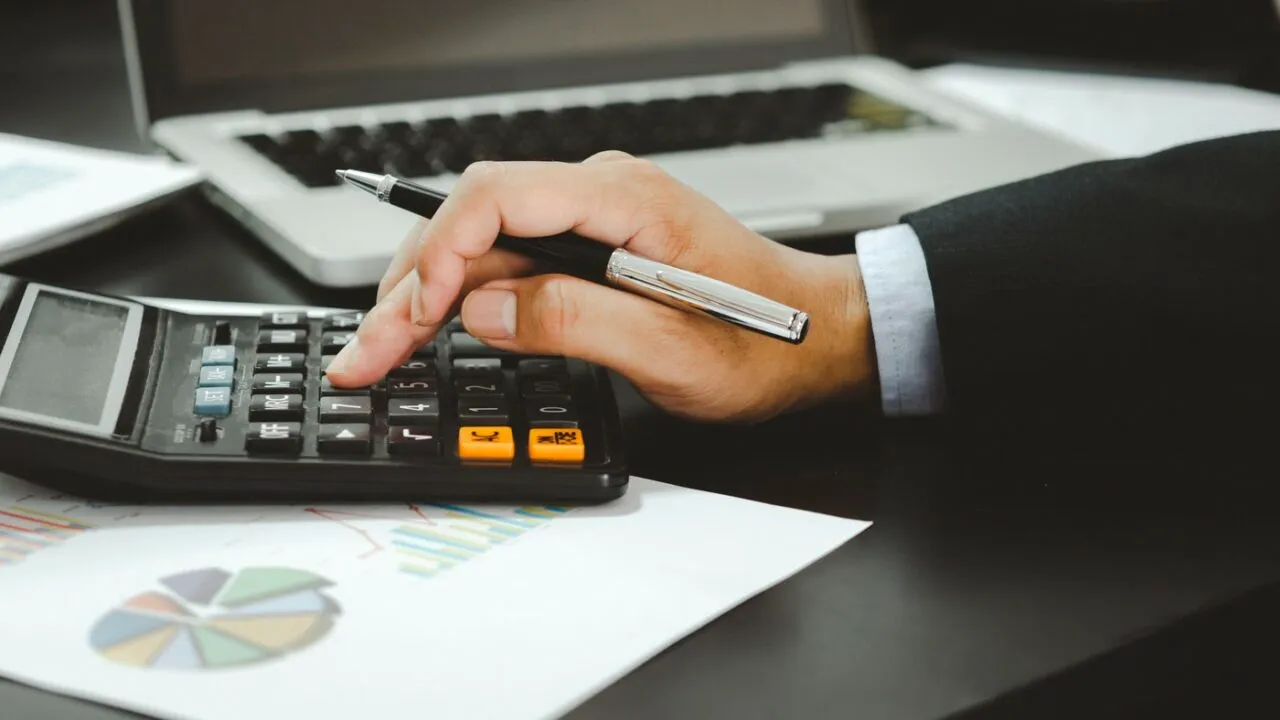 Economiștii critică schimbarea taxei pe cifra de afaceri cu un IMPOZIT pe cheltuieli intra-grup: „Ca și cum pui sigla Mecedes pe un Logan fără frâne”