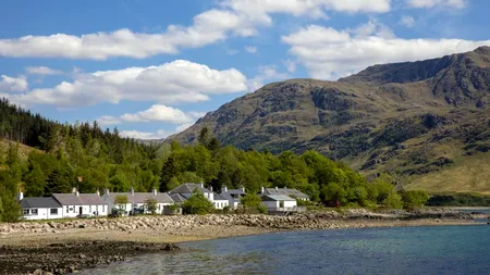 O CASĂ autonomă de vacanță cu cinci dormitoare, panouri fotovoltaice și cu vedere spectaculoasă la mare a fost scoasă la vânzare