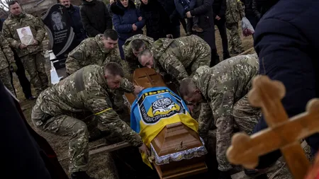 LIVE UPDATE | Rusia invadează Ucraina, ziua 17: Atacurile se intensifică în jurul Kievului / Bombardamente în marile orașe din Ucraina / Incendiu la două depozite de produse petroliere de lângă Kiev / Peste 2.000 de oameni protestează după ce trupele ruse l-au răpit pe primarul orașului Melitopol