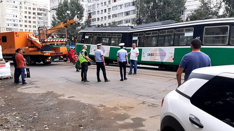 Un tramvai a deraiat în Iași, după impactul cu o mașină. Șoferul a virat brusc la stânga, chiar la intrarea într-o stație (FOTO-VIDEO)
