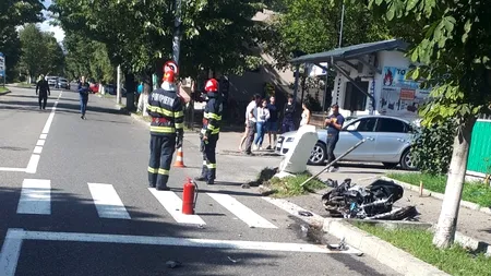FOTO | Un tânăr de 22 de ani a murit după ce a intrat cu motocicleta într-o bornă kilometrică, pe un drum din Câmpina. Pasagerul său a fost rănit