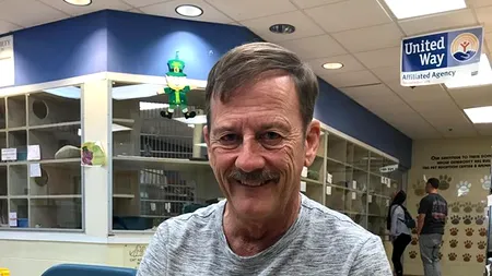 Acest bărbat a primit un telefon care l-a lăsat fără cuvinte. Nu mai spera asta după 14 ani de așteptare. Povestea impresionantă din spatele acestei fotografii