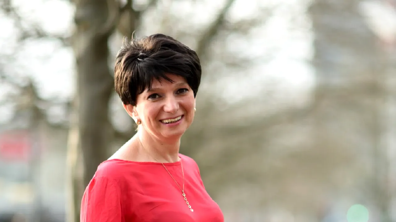 Români în Anglia: Povestea Elenei și cum să trimiteți mai mulți bani celor de acasă