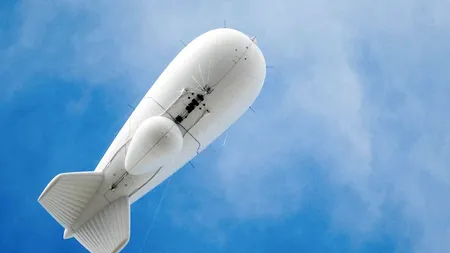 Avioane militare americane urmăresc un dirijabil de 180 de milioane de dolari al Pentagonului desprins accidental de la sol 