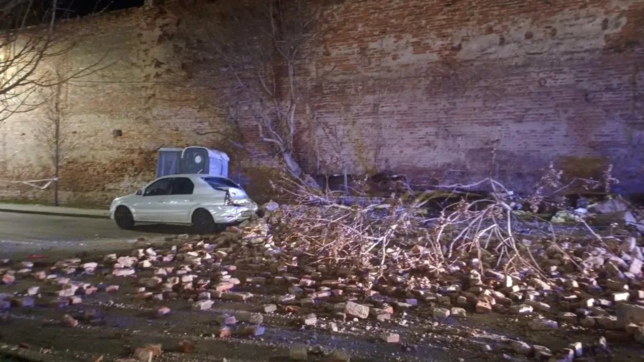 „Am auzit un zgomot puternic, o bubuitură”. Zidul înclinat din Parcul Reconcilierii, din Arad, s-a prăbușit peste o mașină de Poliție