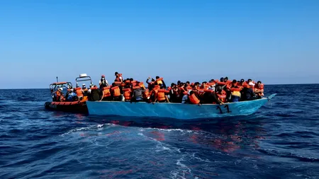 Aproape 600 de migranți au traversat Canalul Mânecii către Marea Britanie într-o singură zi