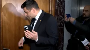 VIDEO | George Simion, circ la conferința de presă a lui Virgil Popescu. „Domnule ministru, nu mai blocați ușa!”