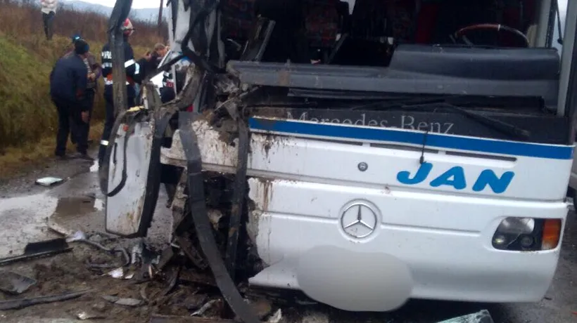 17 răniți, doi în stare gravă, într-un accident groaznic în Maramureș. Un autobuz cu 50 de persoane la bord s-a ciocnit cu un autocamion. UPDATE